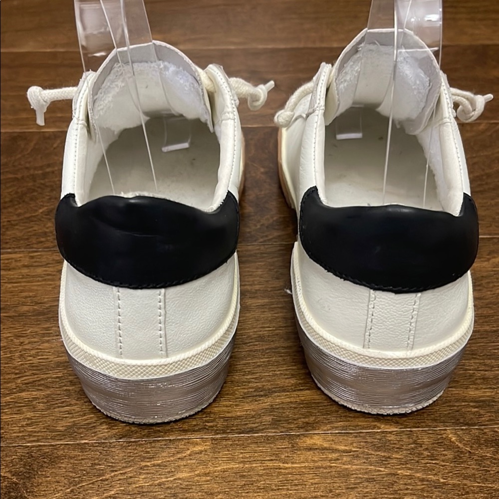 Dolce Vita Sneakers - Picture 4 of 8